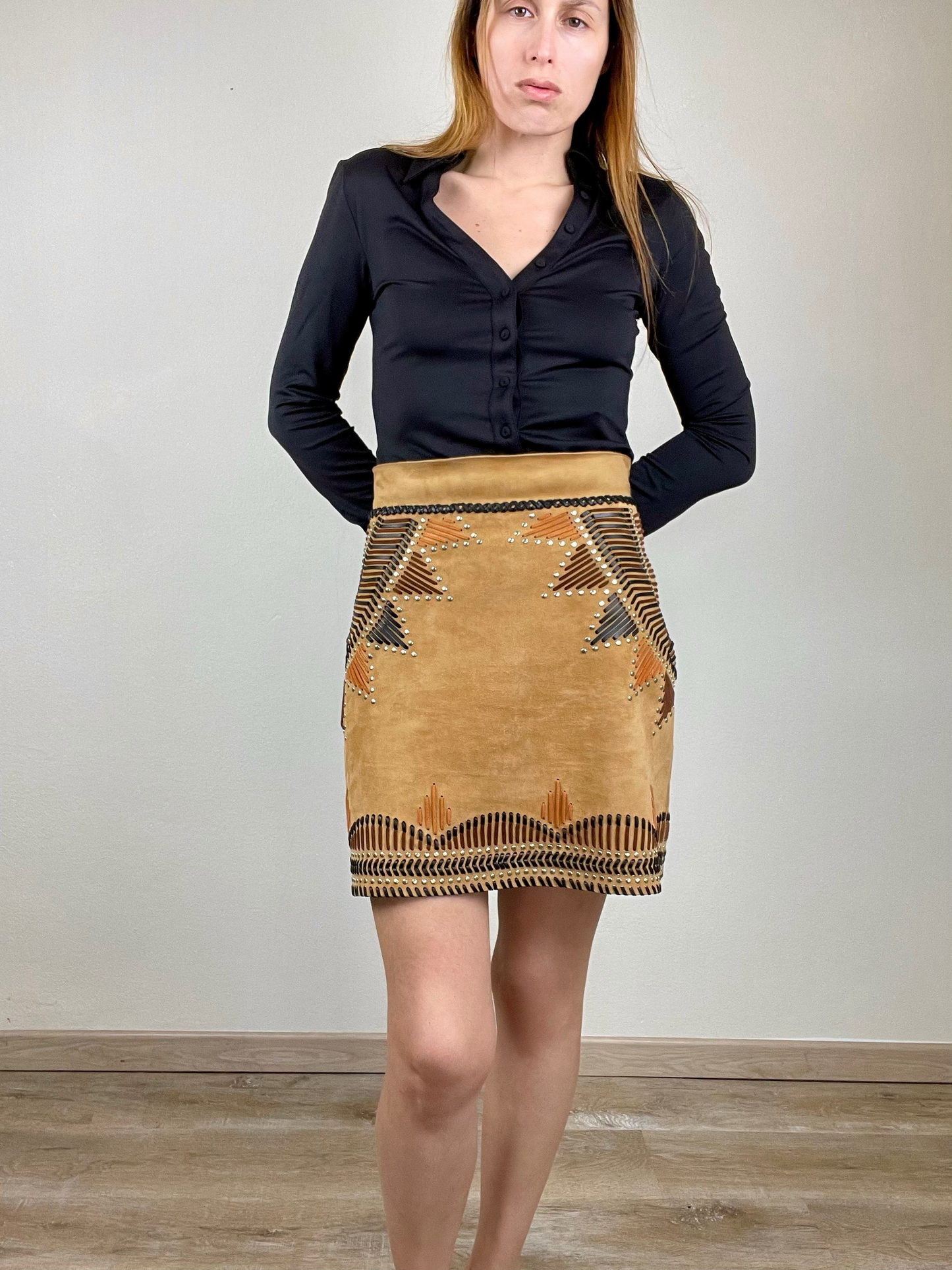 Alberta Ferretti Resort 2019 brown leather studded mini skirt