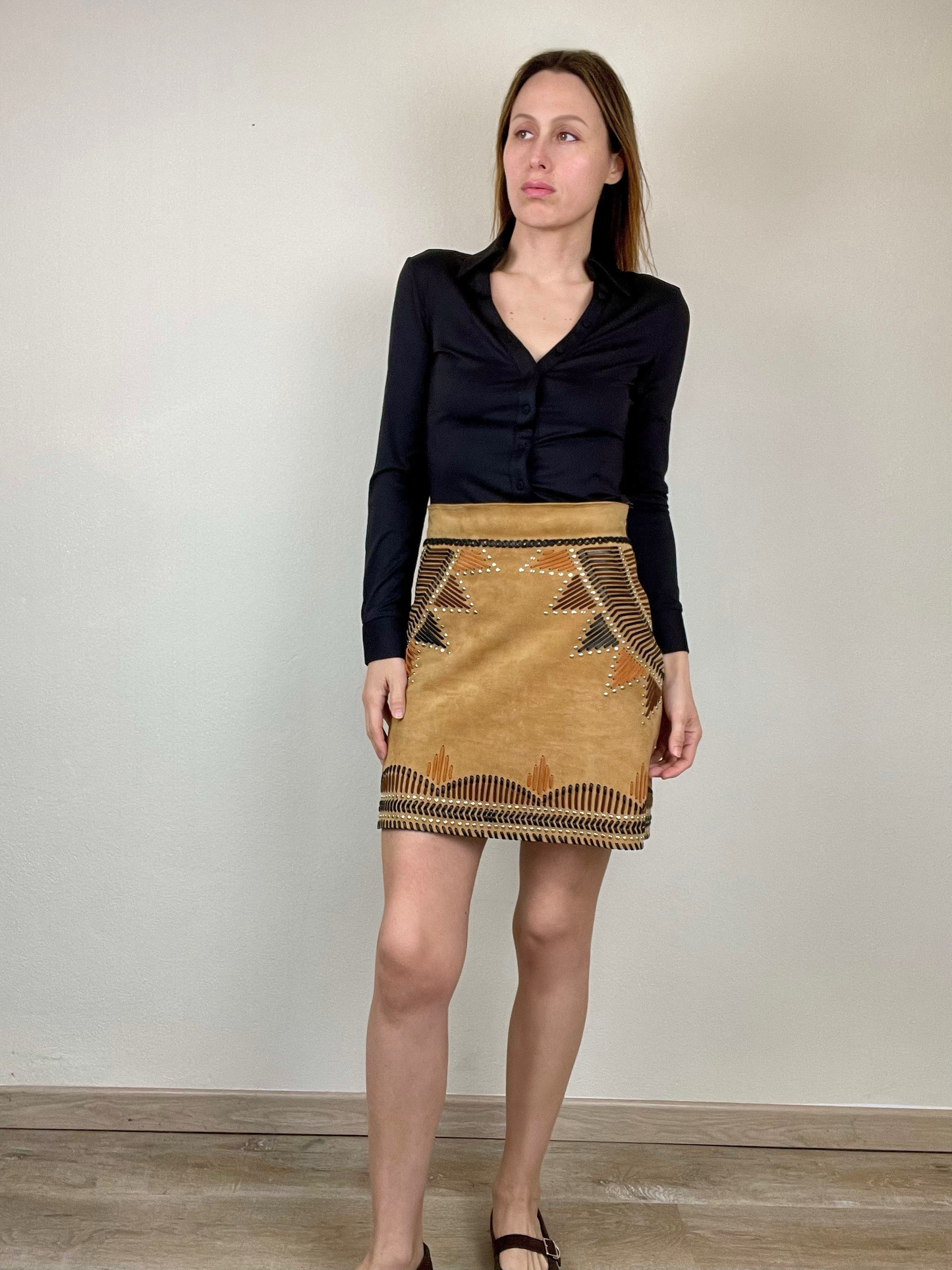 Alberta Ferretti Resort 2019 brown leather studded mini skirt