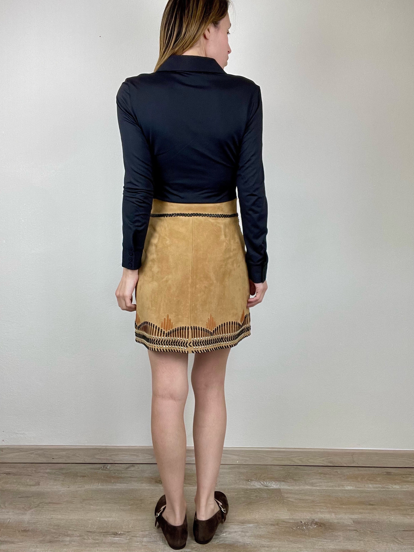 Alberta Ferretti Resort 2019 brown leather studded mini skirt