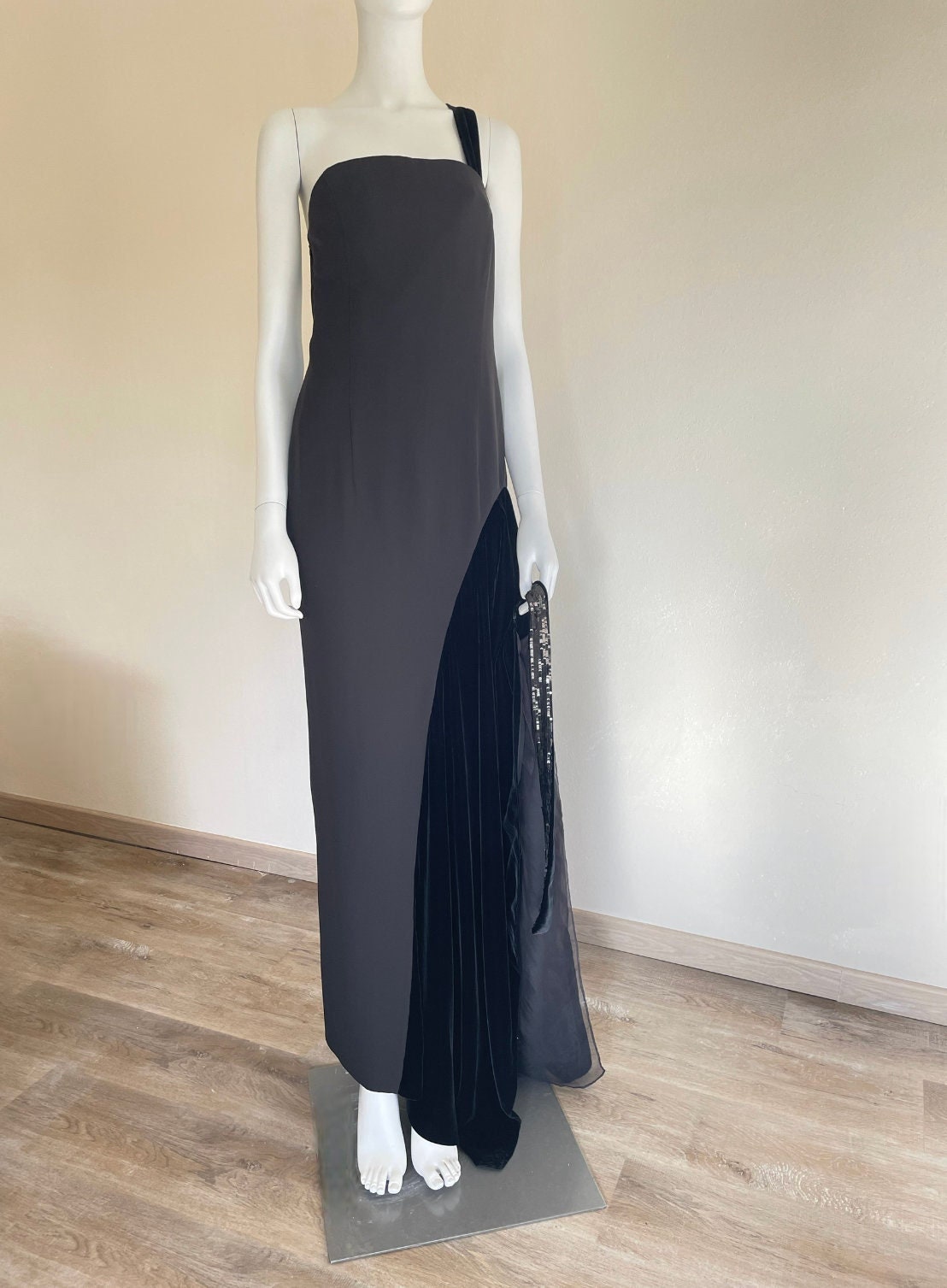 Gianfranco Ferré Fall Winter 2000 black one shoulder open back numbered gown