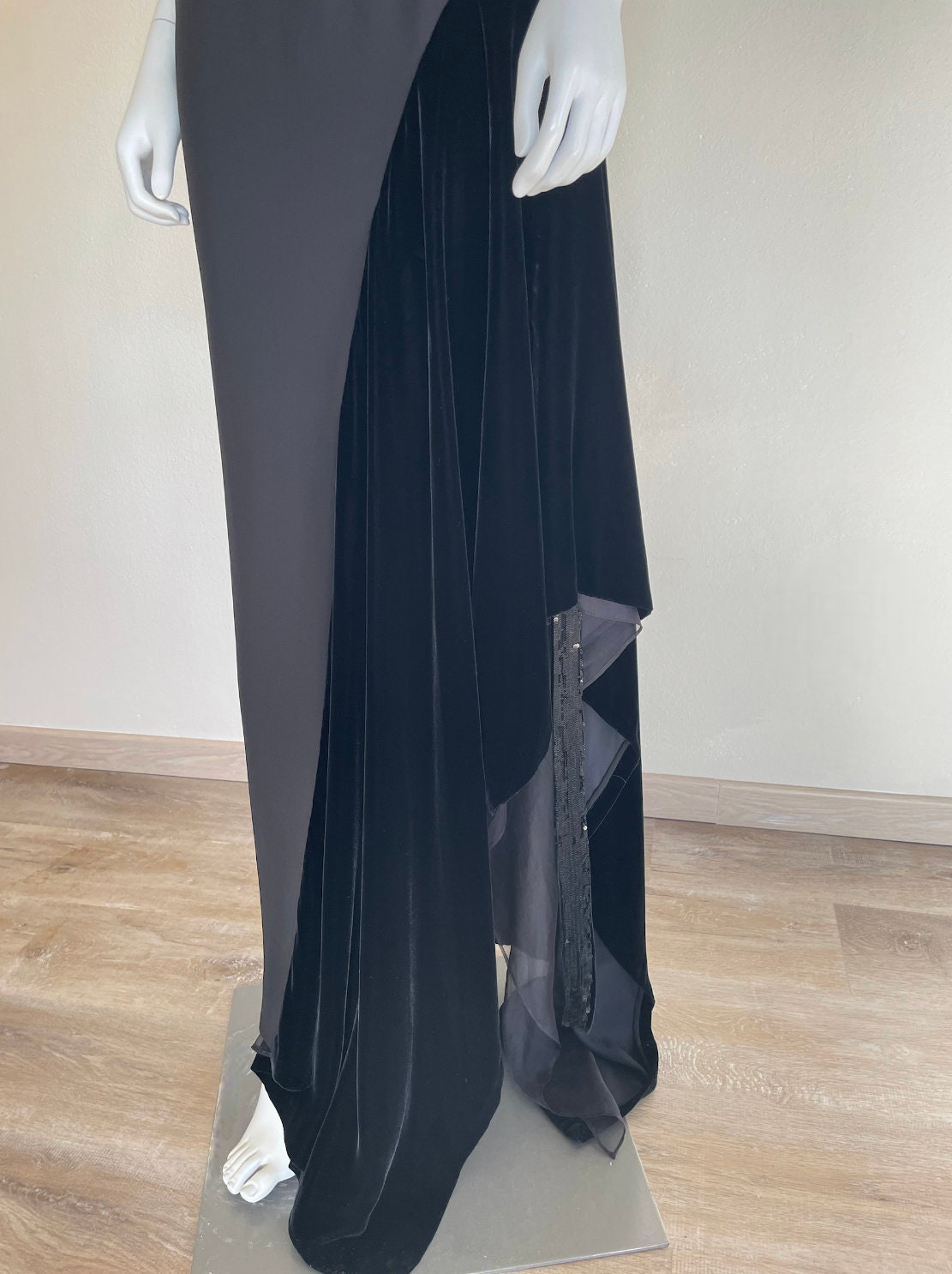 Gianfranco Ferré Fall Winter 2000 black one shoulder open back numbered gown